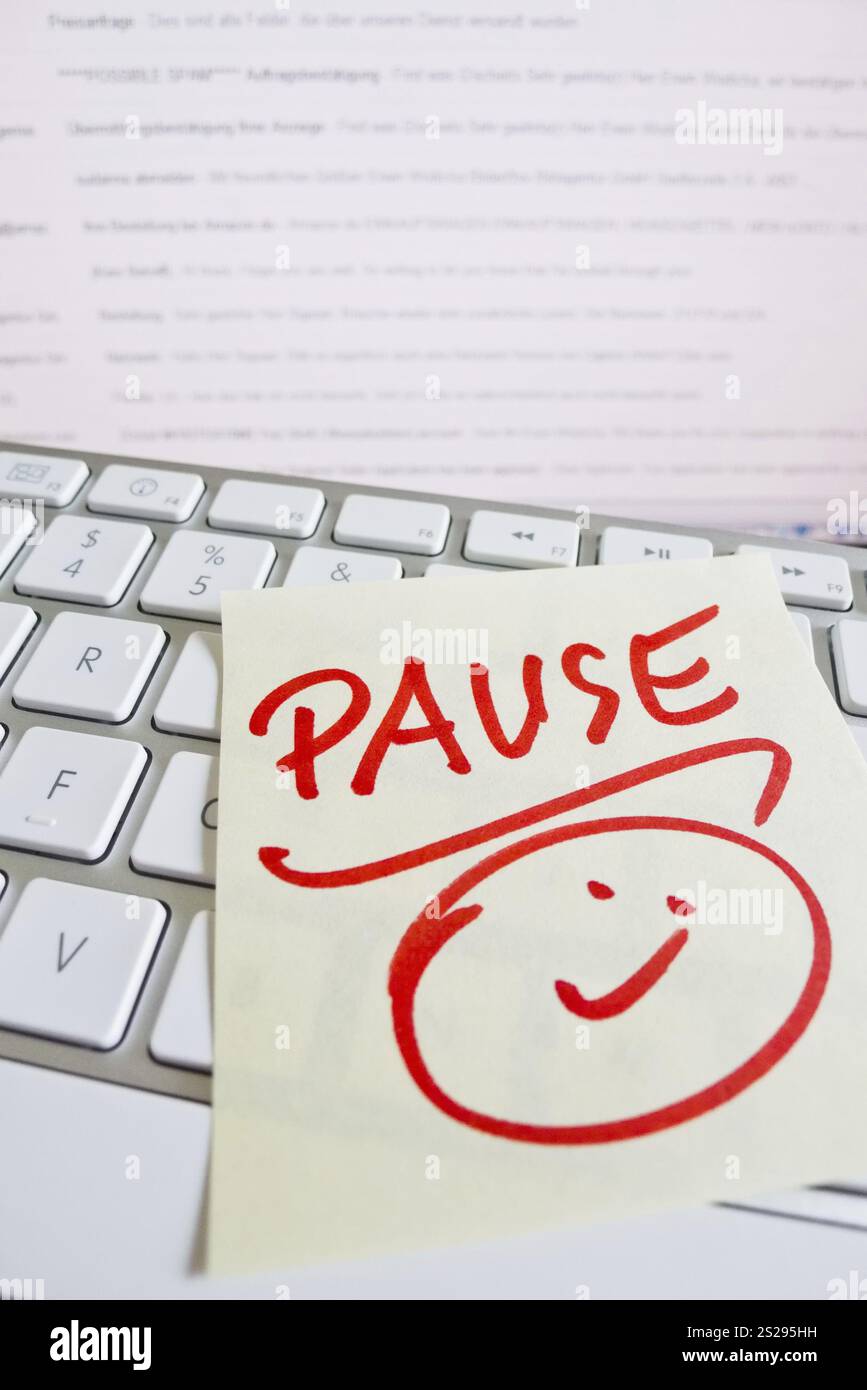 Une note sur le clavier d'un ordinateur pour rappel : pause Autriche Banque D'Images