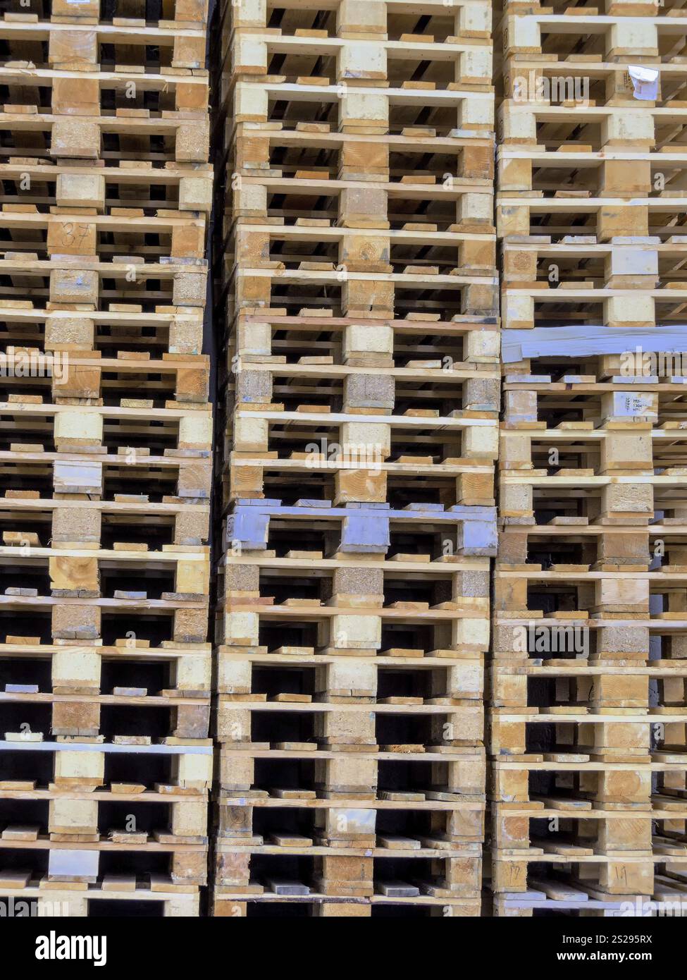 Palettes de transport empilées, photo symbolique pour le transport de marchandises et la logistique Banque D'Images