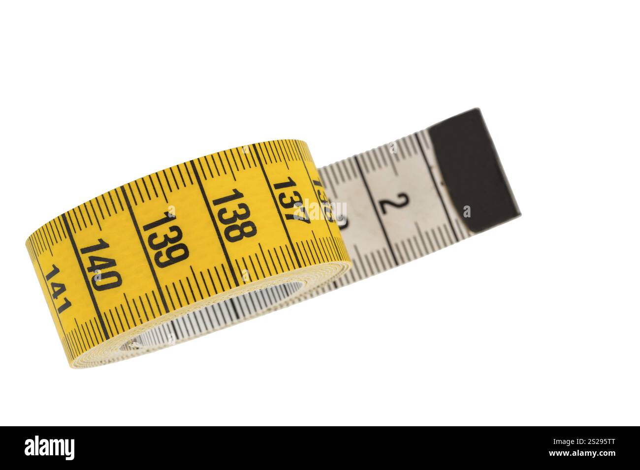 Mètre ruban jaune, photo symbolique pour l'alimentation, le contrôle et la précision Banque D'Images