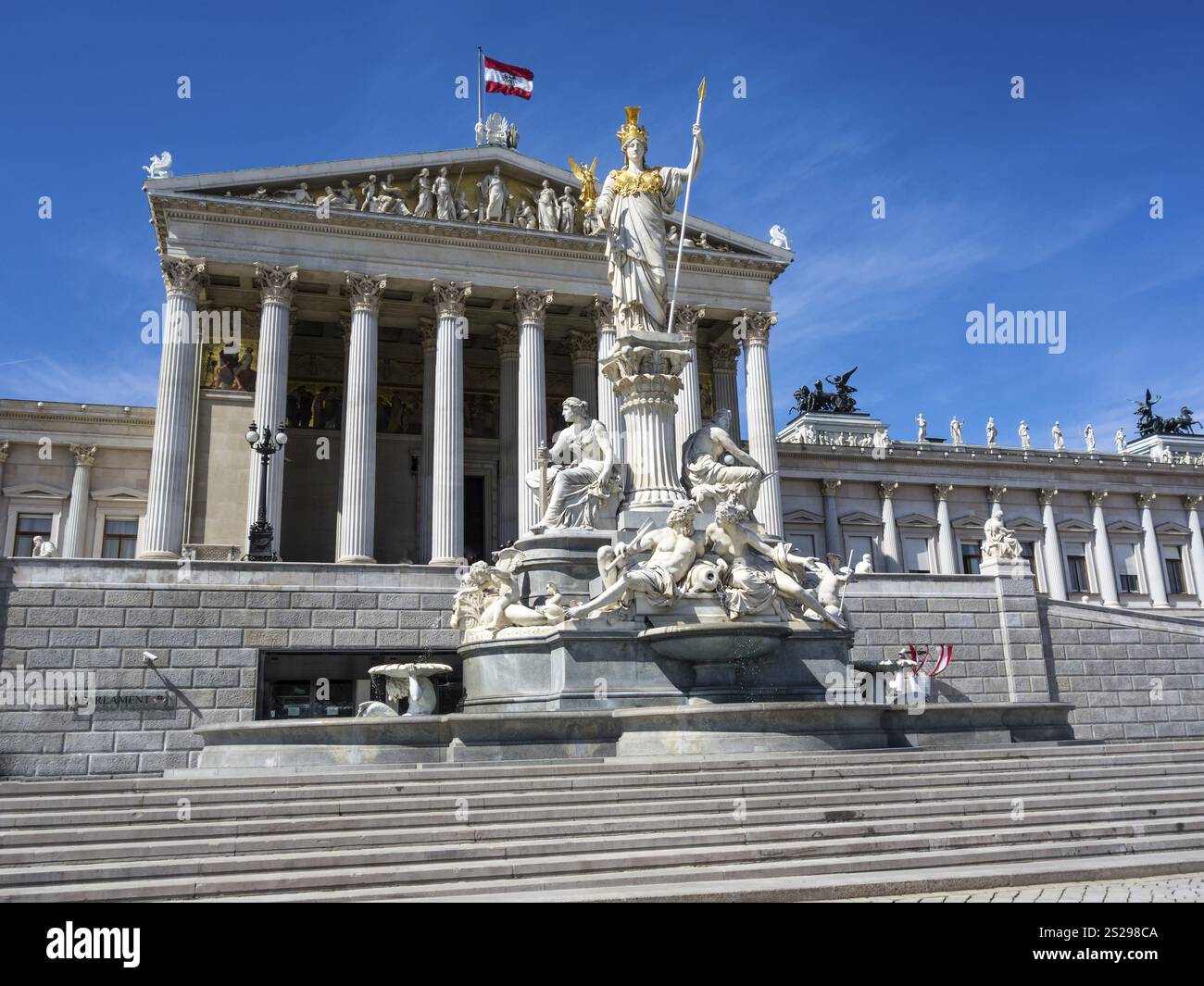 Le parlement à Vienne, Autriche. Avec la statue de Pallas Athéna, la déesse grecque de la sagesse Banque D'Images Le parlement à Vienne, Autriche. Avec la statue de Pallas Athéna, la déesse grecque de la sagesse Banque D'Images