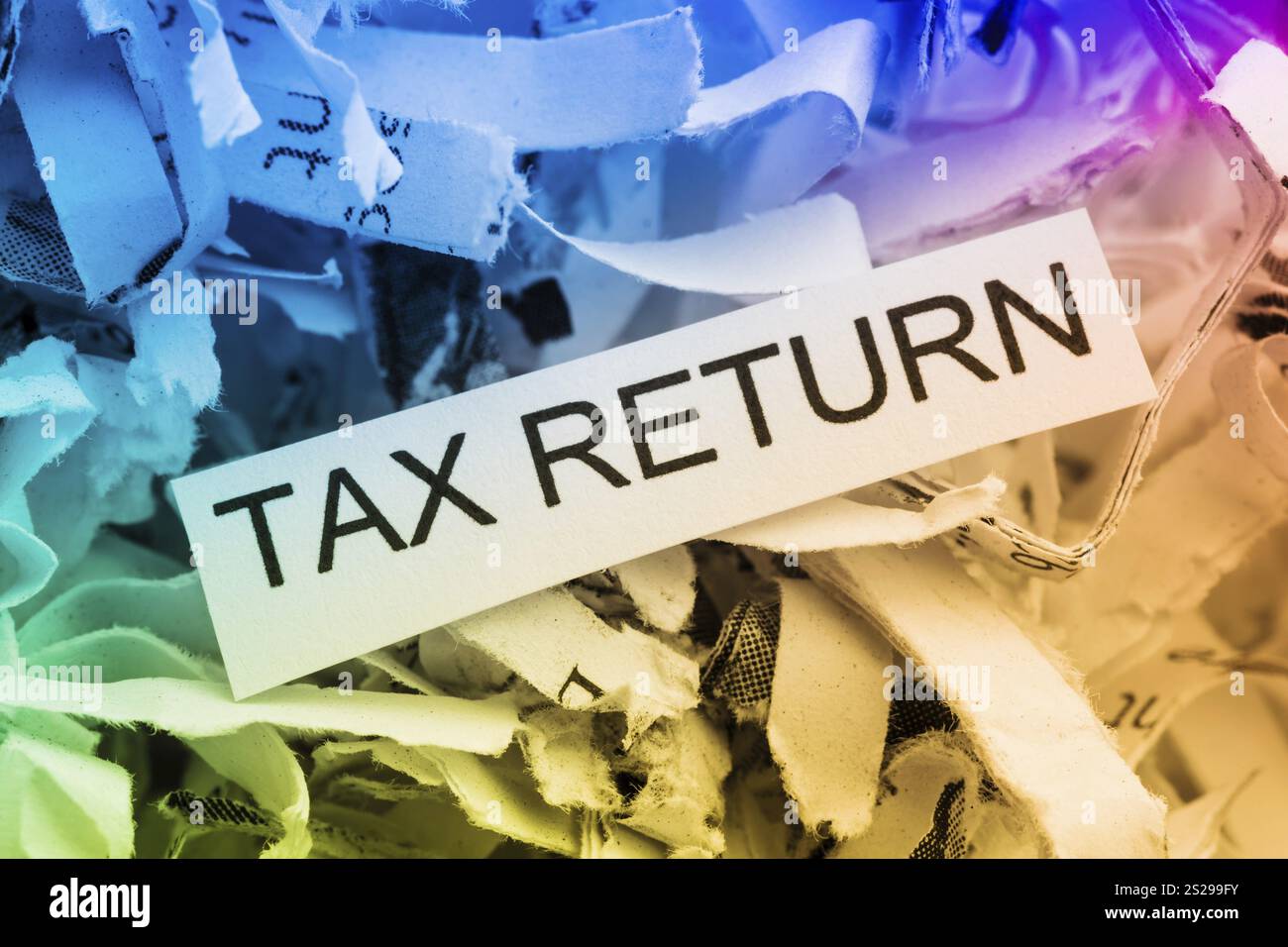 Papier déchiqueté avec le mot-clé Déclaration d'impôt, photo symbolique pour la destruction des données, la protection des données et le droit fiscal Autriche Banque D'Images