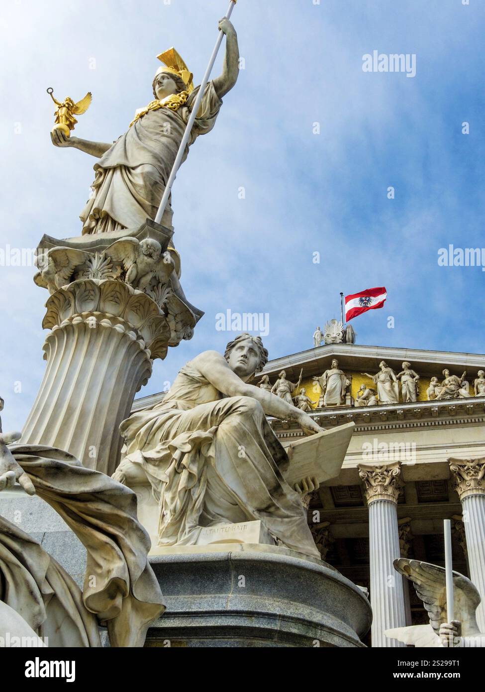 Le parlement à Vienne, Autriche. Avec la statue de Pallas Athéna, la déesse grecque de la sagesse. Autriche Banque D'Images Le parlement à Vienne, Autriche. Avec la statue de Pallas Athéna, la déesse grecque de la sagesse. Autriche Banque D'Images