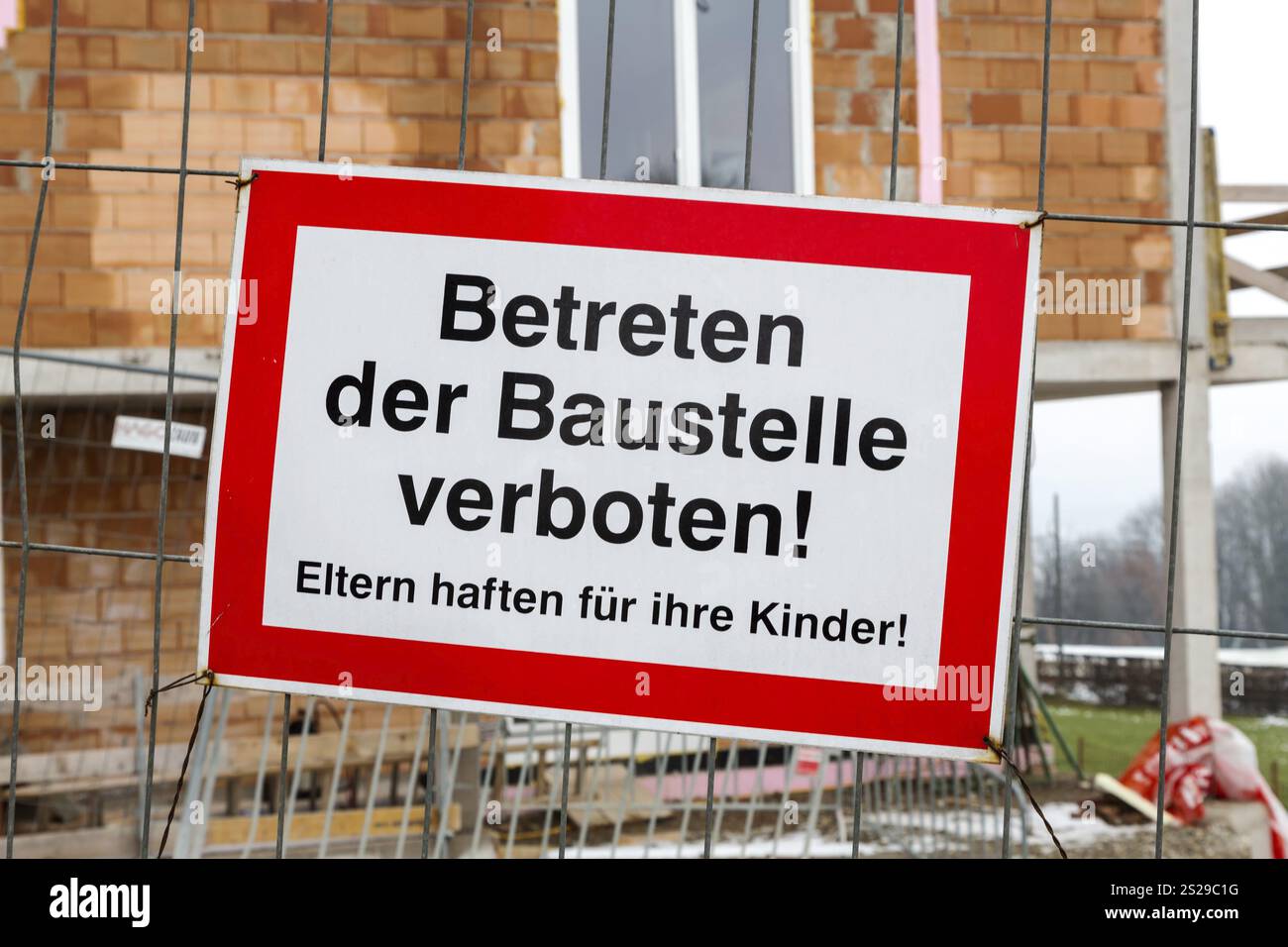 Chantier de construction, panneau, interdiction d'intrusion, symbole photo pour les interdictions, sécurité routière et droit de la responsabilité Autriche Banque D'Images