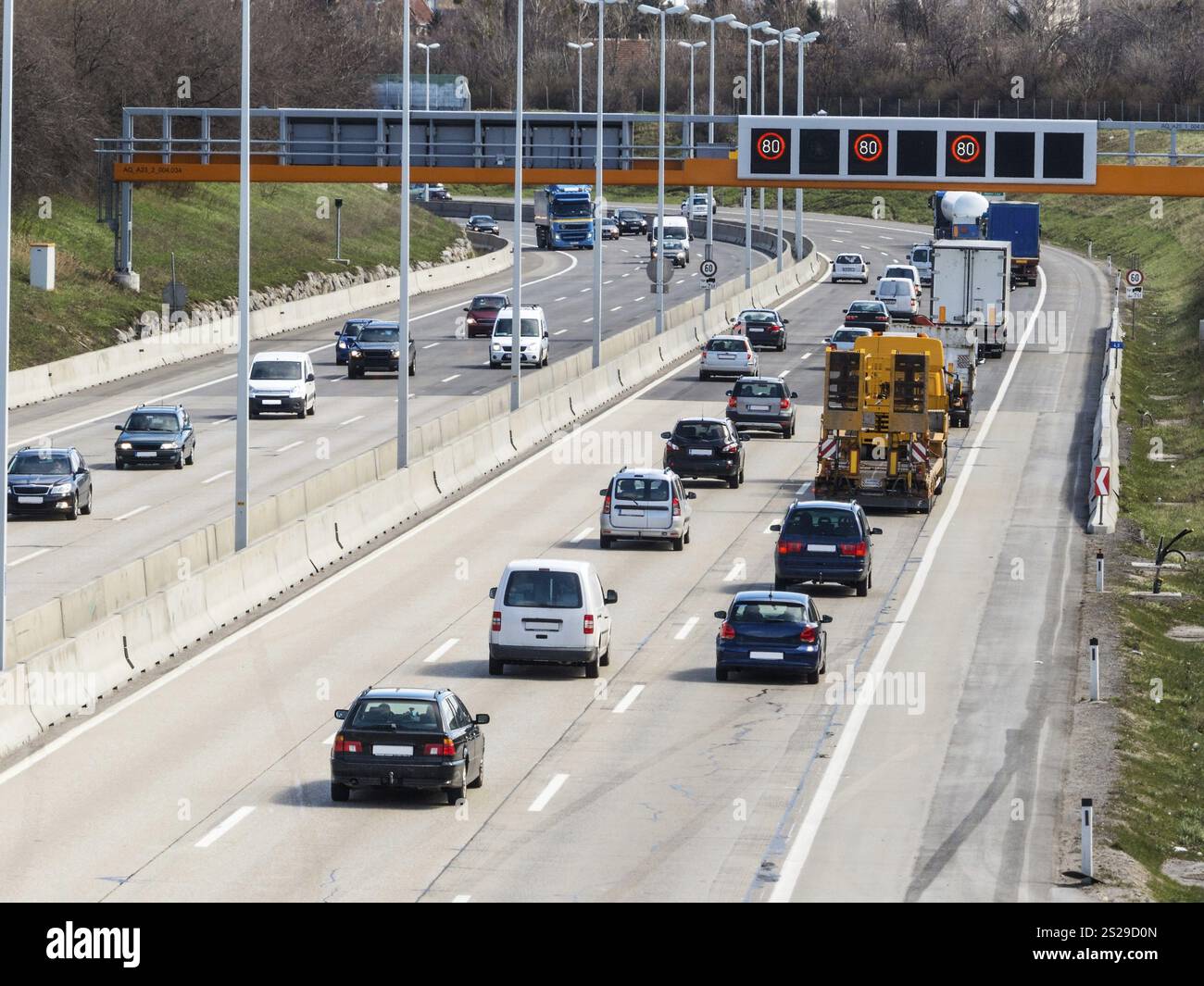 Voitures sur une autoroute avec limitation de vitesse, photos symboliques pour la circulation, la mobilité, la protection de l'environnement Autriche Banque D'Images