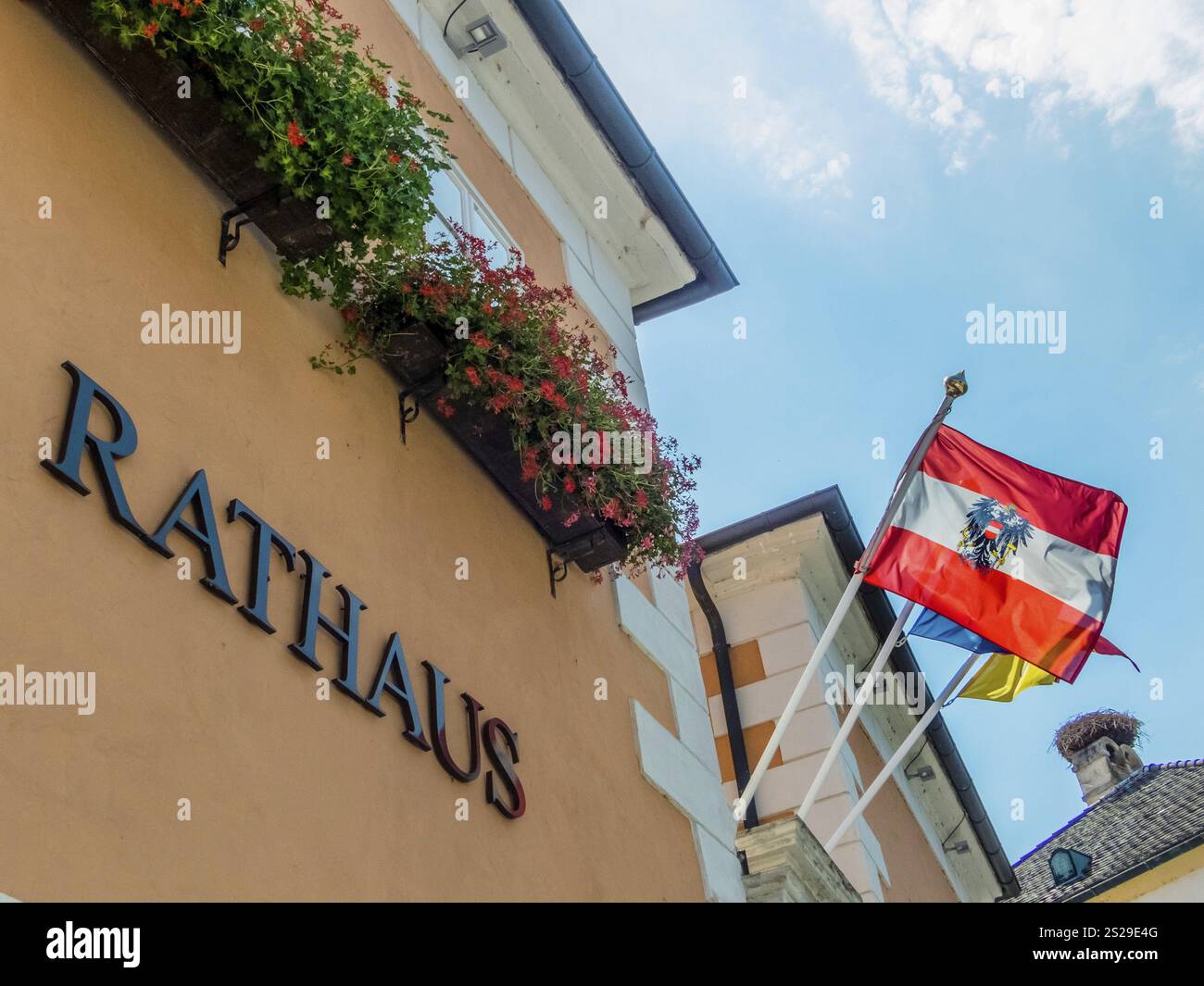 Une mairie en Autriche avec le drapeau autrichien Autriche Banque D'Images