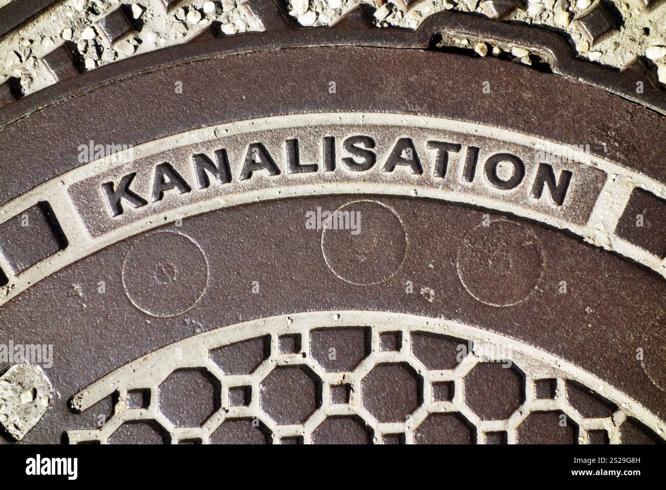La couverture d'un système d'égouts sur une route Autriche Banque D'Images