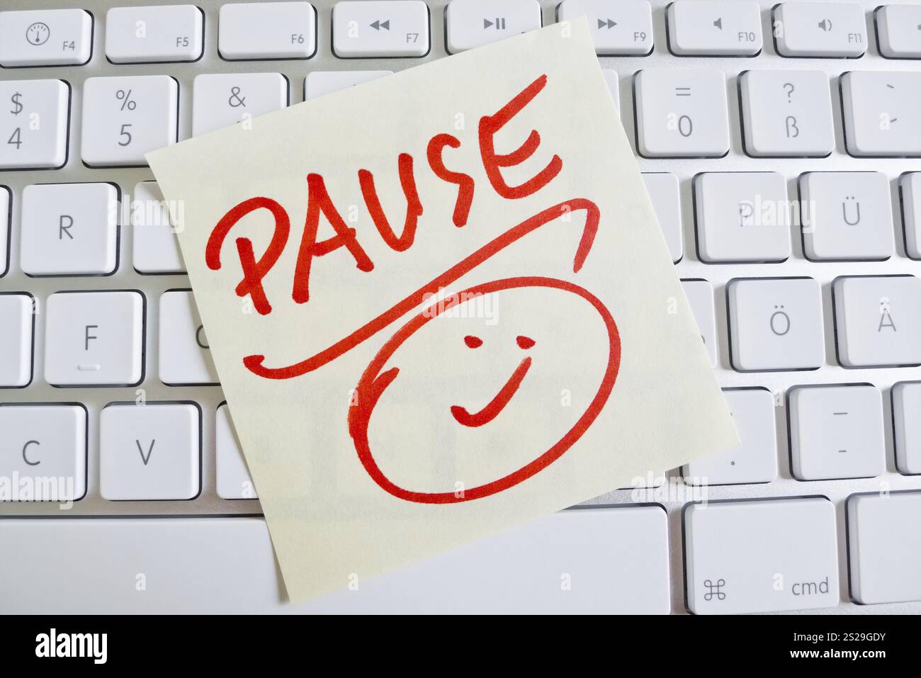 Une note sur le clavier d'un ordinateur pour rappel : pause Autriche Banque D'Images