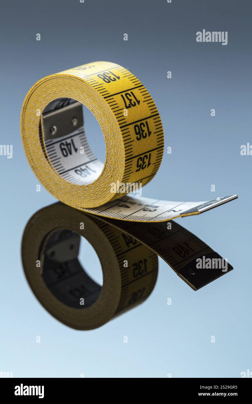 Ruban à mesurer jaune, symbolisant l'alimentation, le contrôle et la précision Autriche Banque D'Images