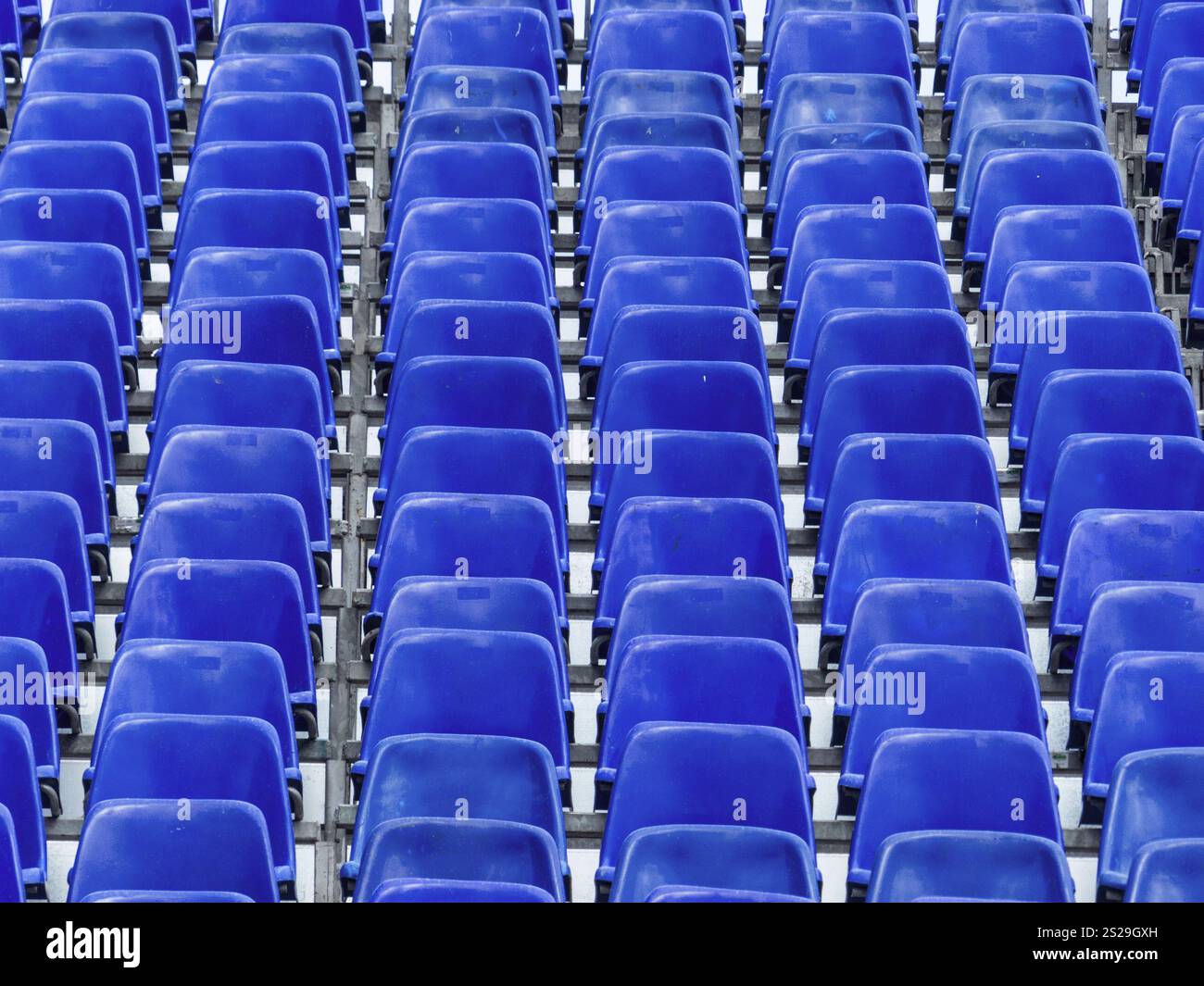 Tribune avec chaises bleues, photo symbolique pour le fond, les événements, l'infrastructure Banque D'Images