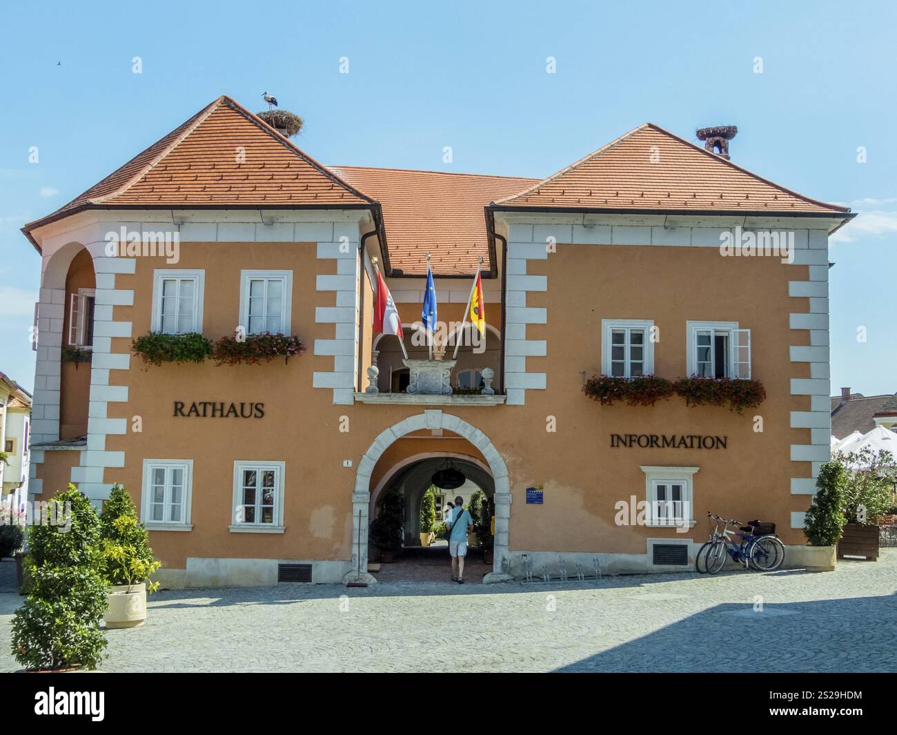 Une mairie en Autriche avec le drapeau autrichien Autriche Banque D'Images