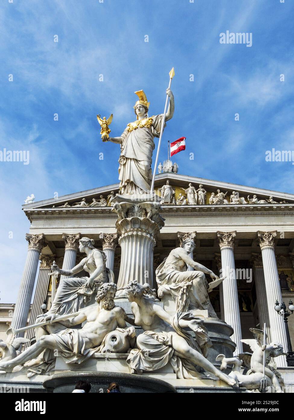 Le parlement à Vienne, Autriche. Avec la statue de Pallas Athéna, la déesse grecque de la sagesse. Autriche Banque D'Images Le parlement à Vienne, Autriche. Avec la statue de Pallas Athéna, la déesse grecque de la sagesse. Autriche Banque D'Images