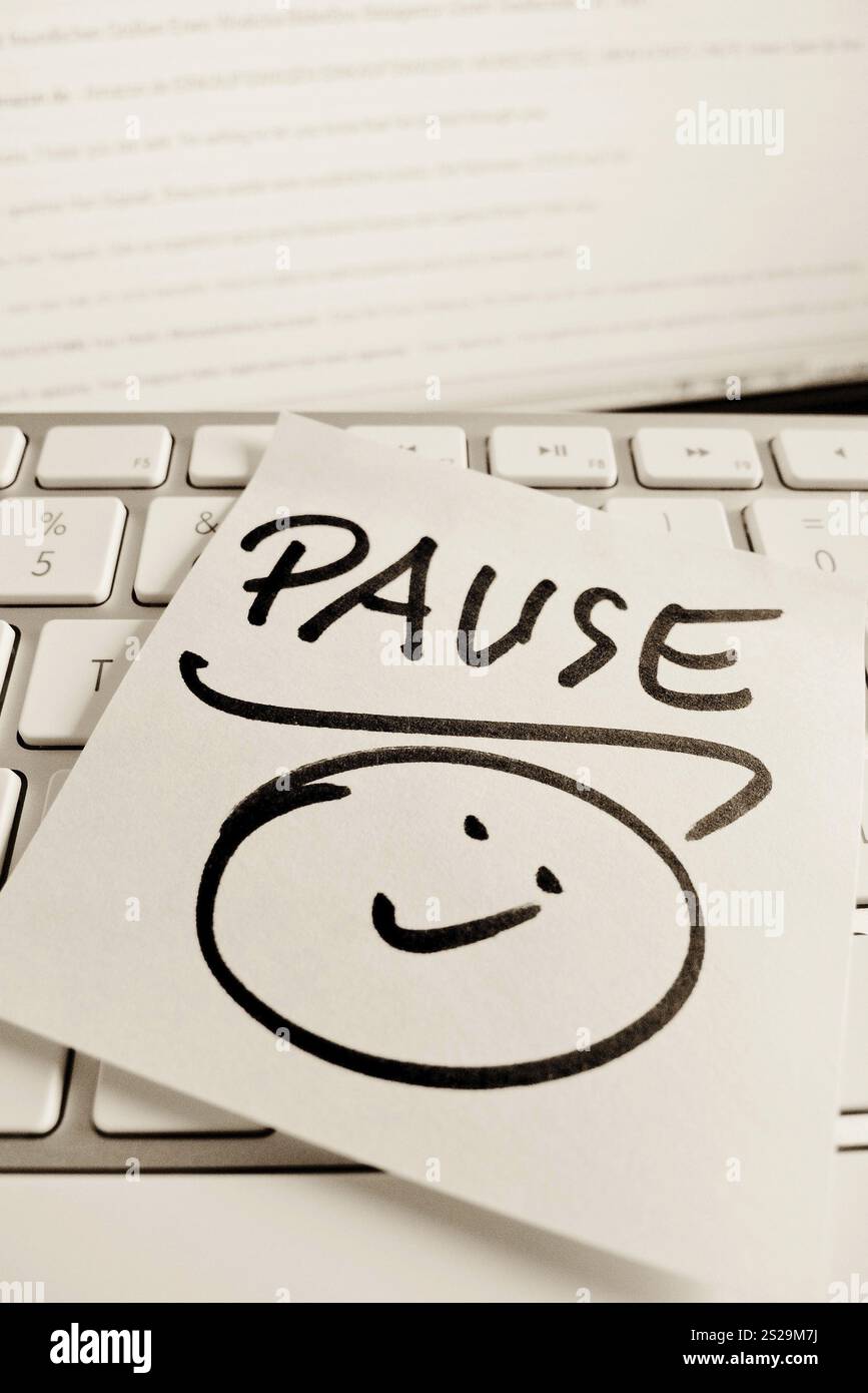 Une note sur le clavier d'un ordinateur pour rappel : pause Autriche Banque D'Images