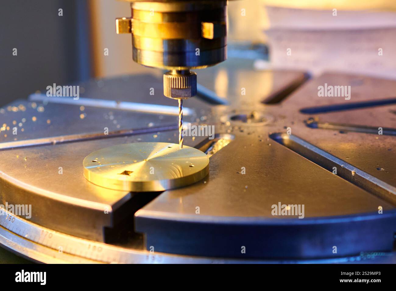 S'engager dans l'art complexe du travail des métaux avec le perçage de précision sur des bases d'horlogerie dans un atelier Banque D'Images