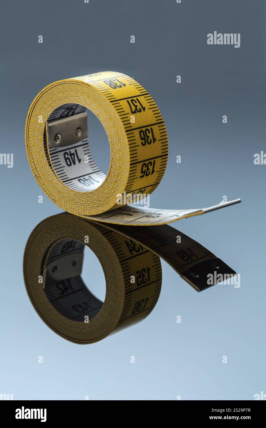 Ruban à mesurer jaune, symbolisant l'alimentation, le contrôle et la précision Autriche Banque D'Images