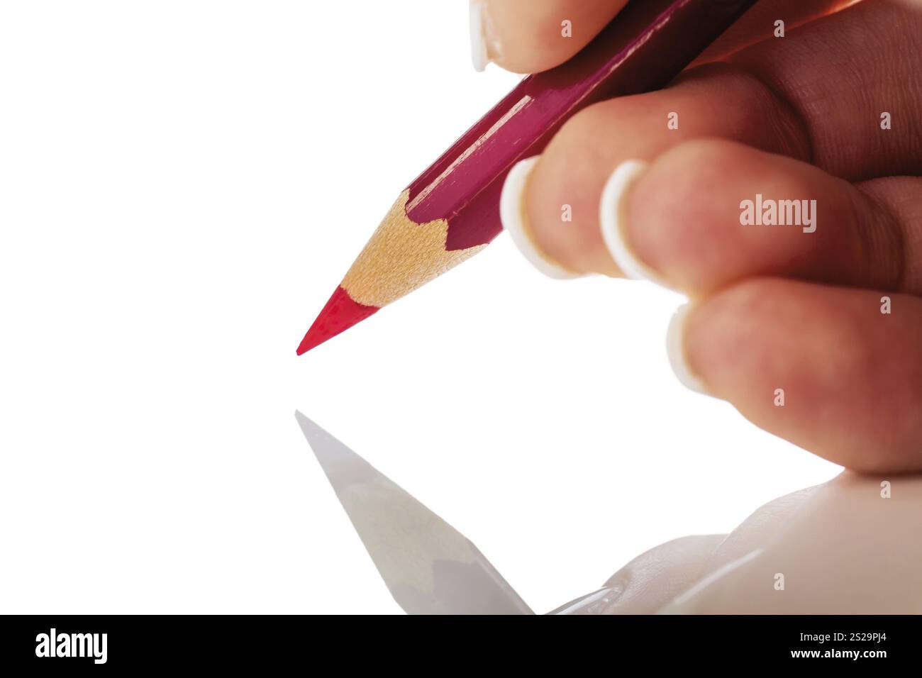 Une main tient un stylo rouge. Photo symbolique pour les économies et les coupes budgétaires Banque D'Images