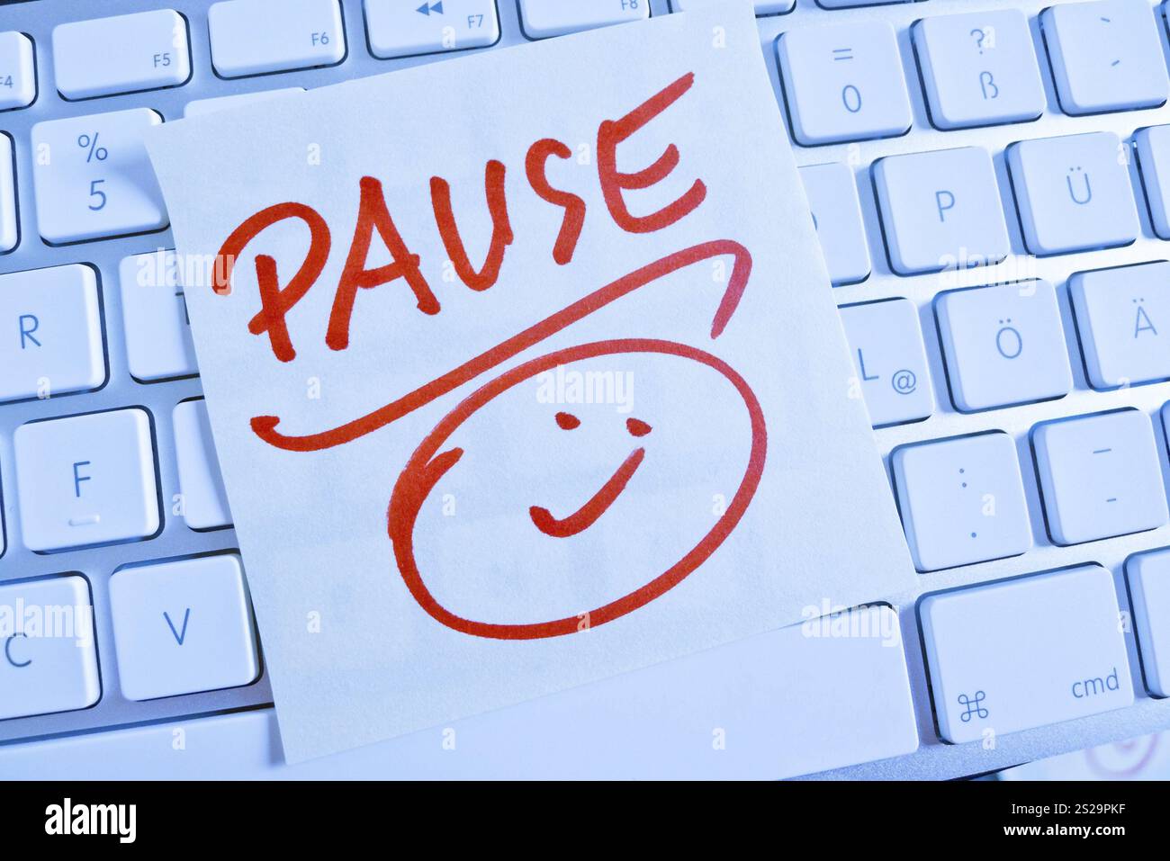 Une note sur le clavier d'un ordinateur pour rappel : pause Autriche Banque D'Images