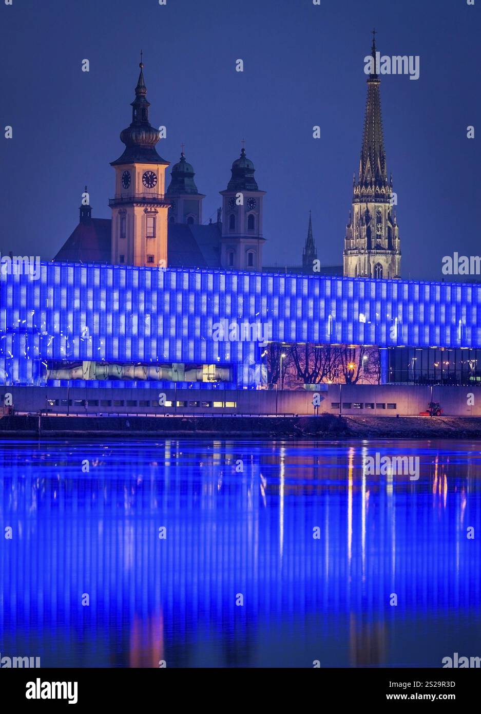 Autriche, haute-Autriche, Linz, Lentos Art Museum. Prise de vue nocturne. Ancien et nouveau Dom Autriche, Europe Banque D'Images