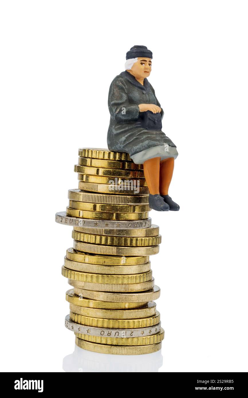 Retraité assis sur une pile d'argent, photo symbolique pour les pensions, pension de vieillesse, sécurité de vieillesse Autriche Banque D'Images
