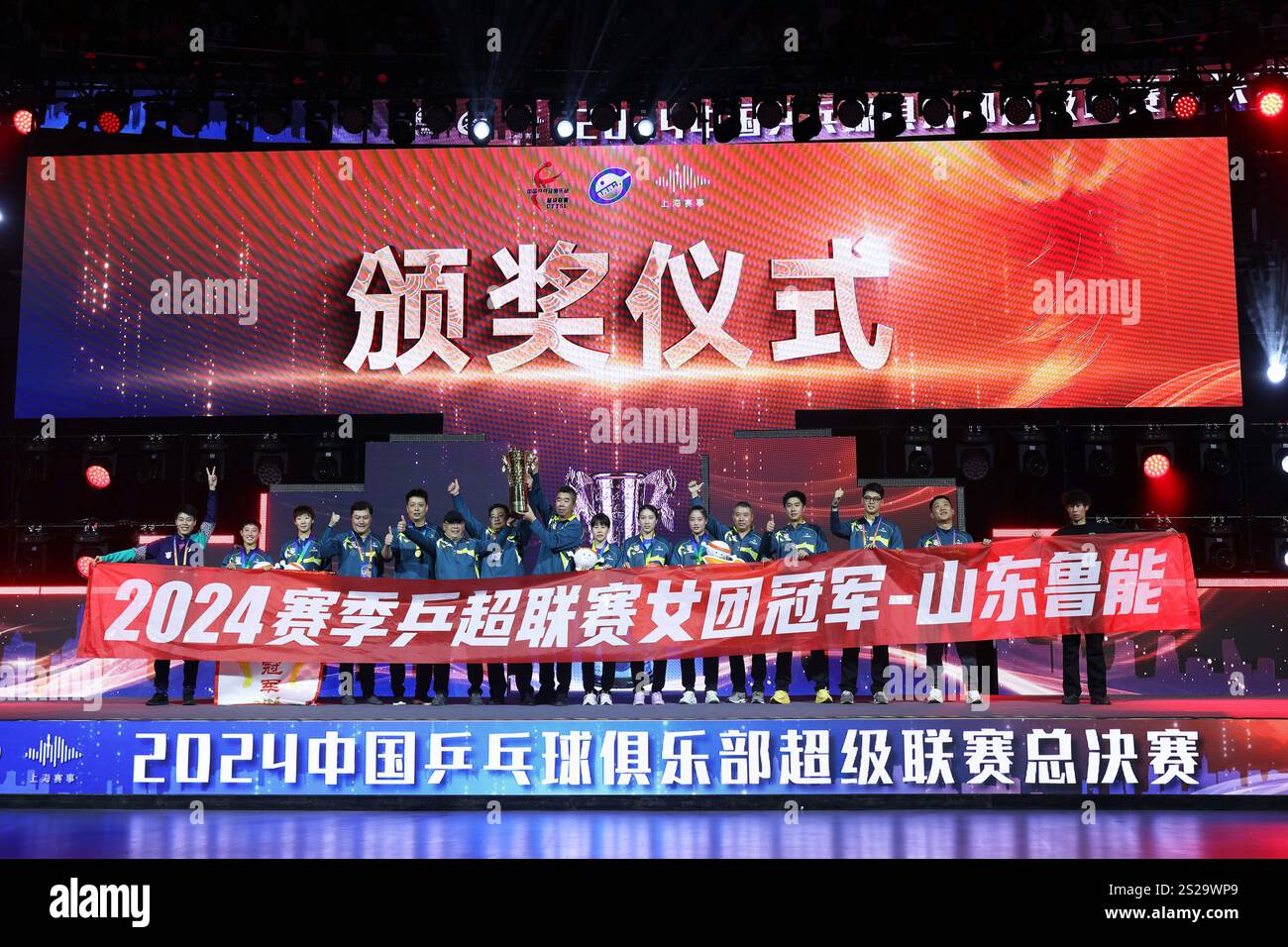Shanghai, Chine.1st janvier 2025. Wang Manyu du Shandong Luneng sert contre Sun Yingsha de l'Université de Shenzhen lors de la finale féminine entre le Shandong Luneng et l'Université de Shenzhen lors de la Super League chinoise de tennis de table (CTTSL) 2024 au gymnase de Shanghai dans la municipalité de Shanghai, dans l'est de la Chine, le 1er janvier 2025. Shandong Luneng revendique le titre après avoir battu l'Université de Shenzhen 3-2. Crédit : Tang Yanjun/China News Service/Alamy Live News Banque D'Images