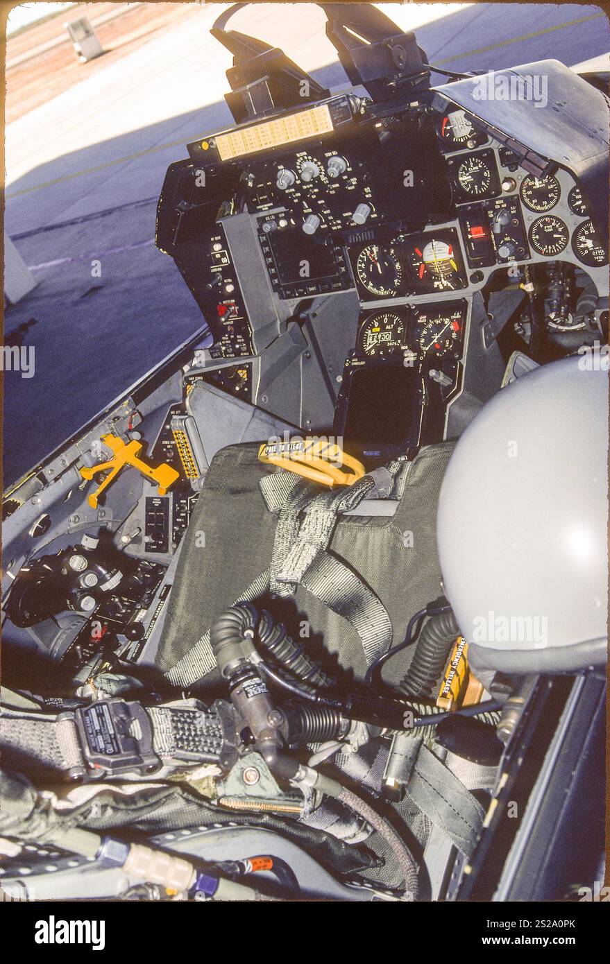Cockpit du F-16A en alerte de 5 minutes. Casque de pilote sur rail de toit droit, harnais de parachute déjà connecté au siège. Banque D'Images