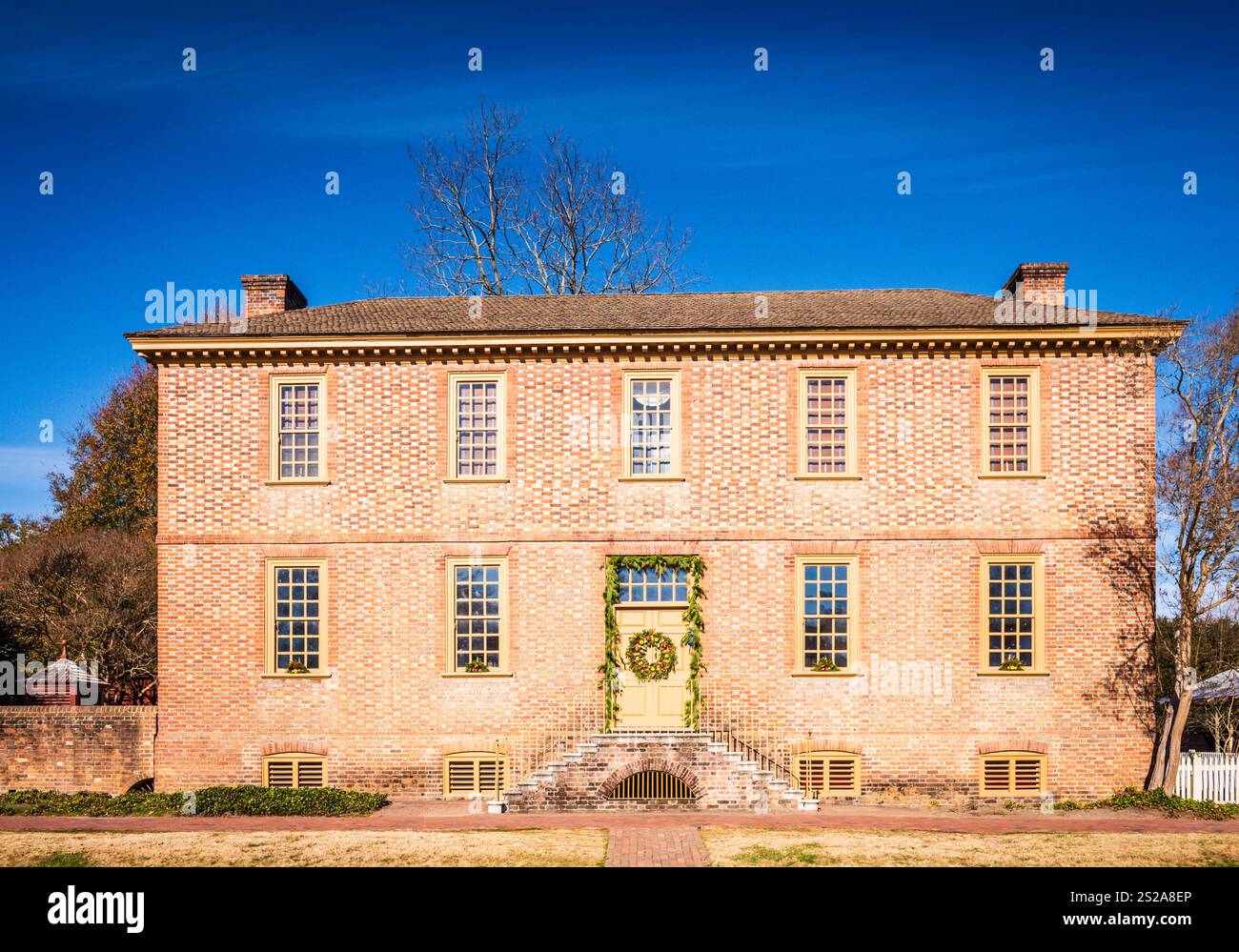 Williamsburg, va USA - 18 décembre 2017 : Maison historique à Williamsburg coloniale décorée pour les vacances. Banque D'Images