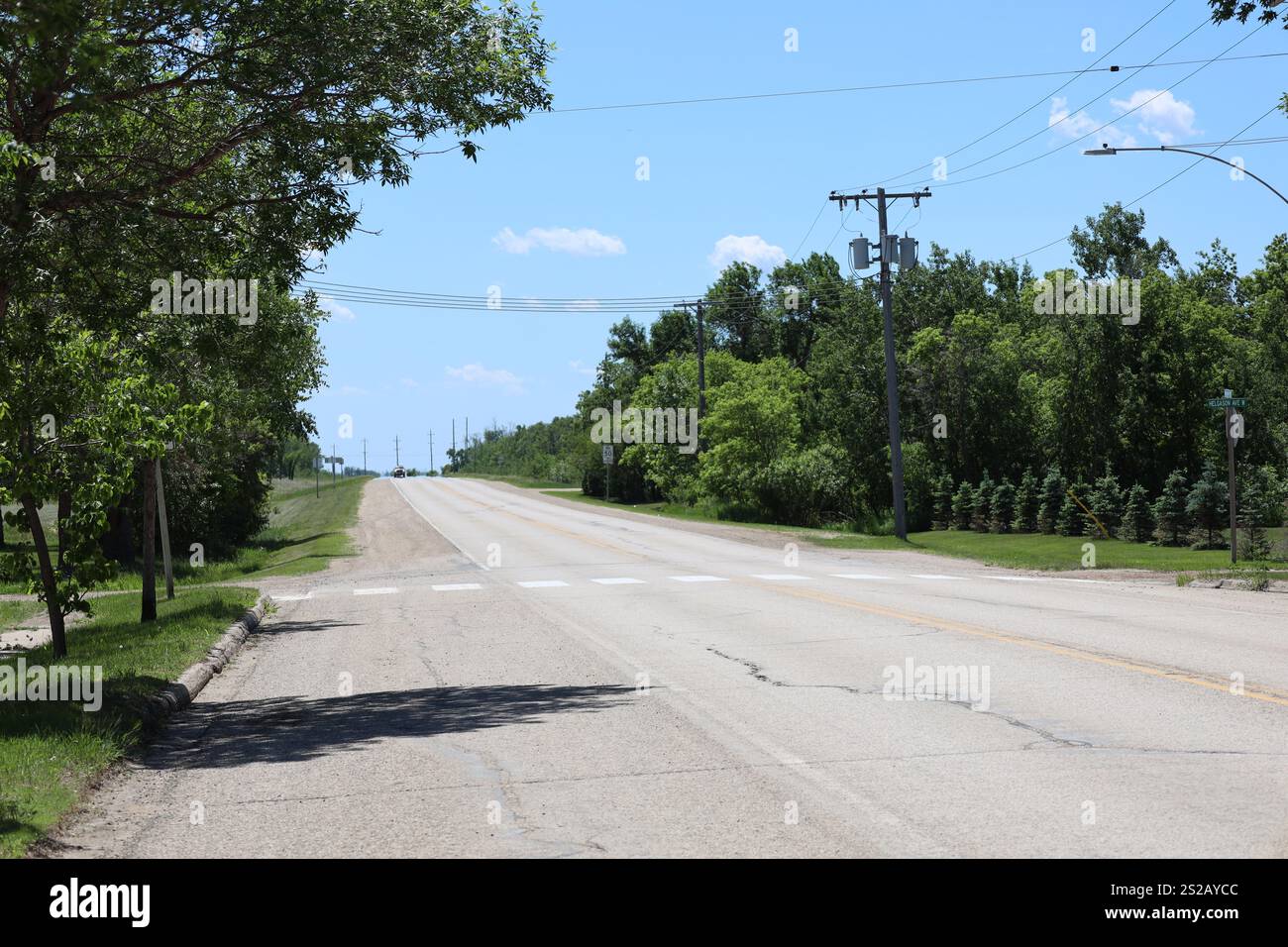 autoroute pavée hors de la ville sous le soleil d'été Banque D'Images