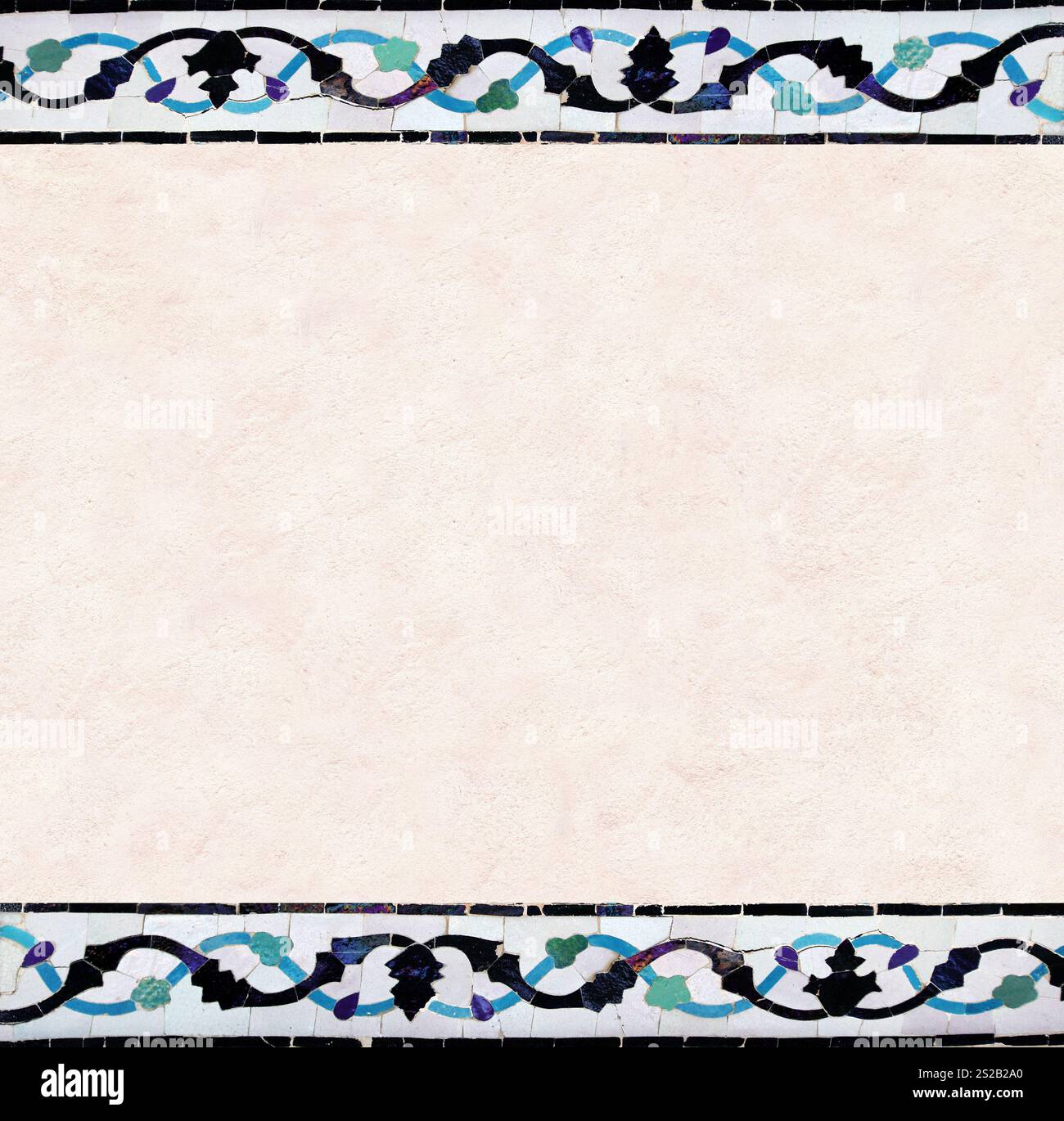 Détail du mur traditionnel en mosaïque persane avec ornement de tuiles. Fond horizontal ou vertical avec cadre en carreaux de céramique. Modèle de maquette. Copier l'espace Banque D'Images