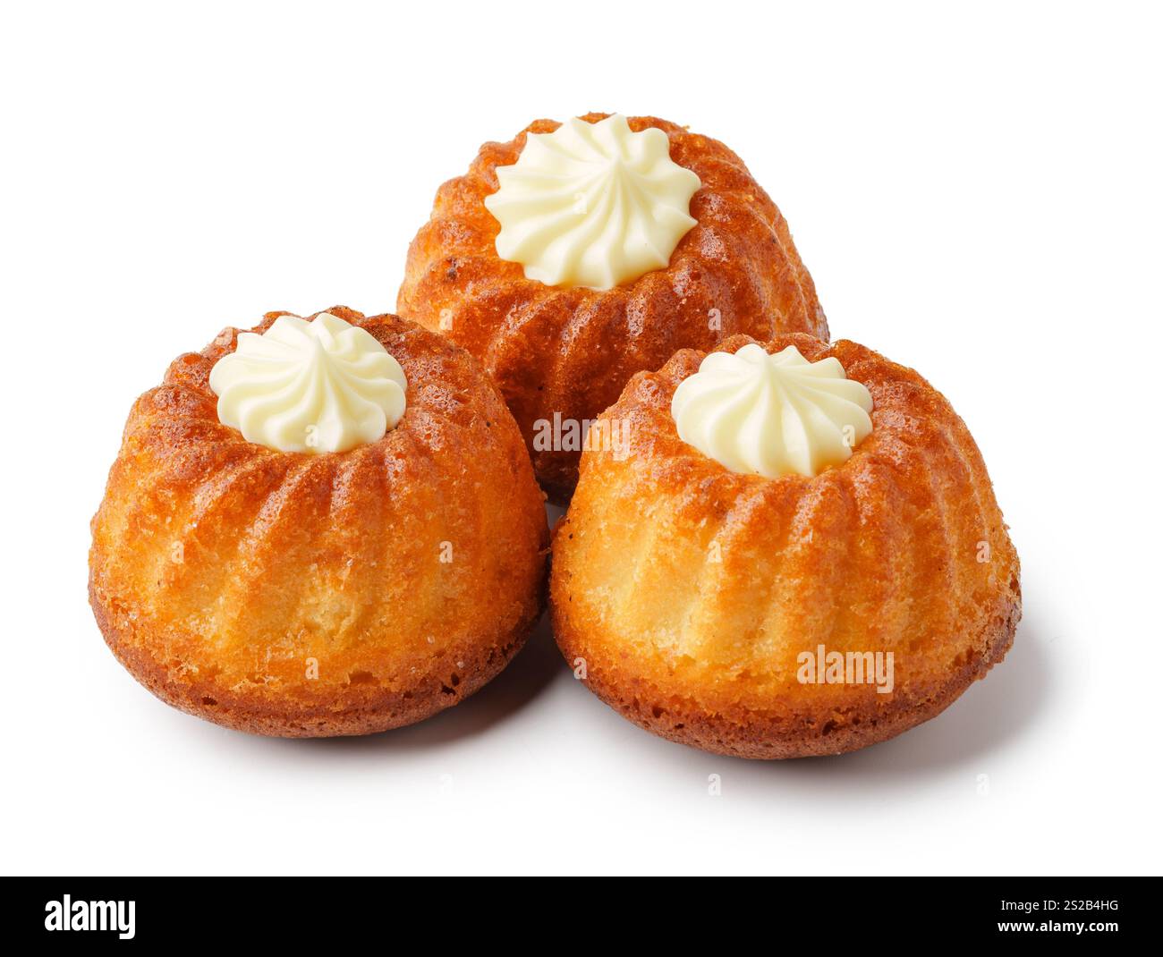 Mini bundt gâteaux surmontés de glaçage à la crème sur un fond blanc prêt pour les amateurs de desserts Banque D'Images