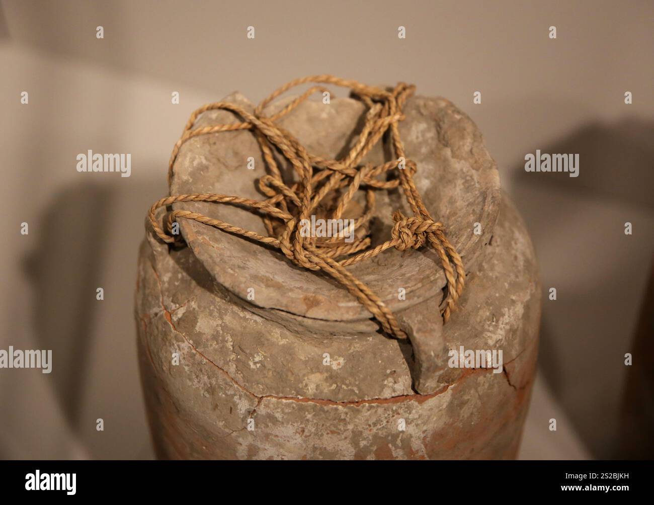 Pots contenant à l'origine du papyrustin d'une archive sacerdotale. Argile. Période ptolémaïque (2ème cent. BCE). Deir el-Medina. Musée égyptien de Turin. Italie. Banque D'Images