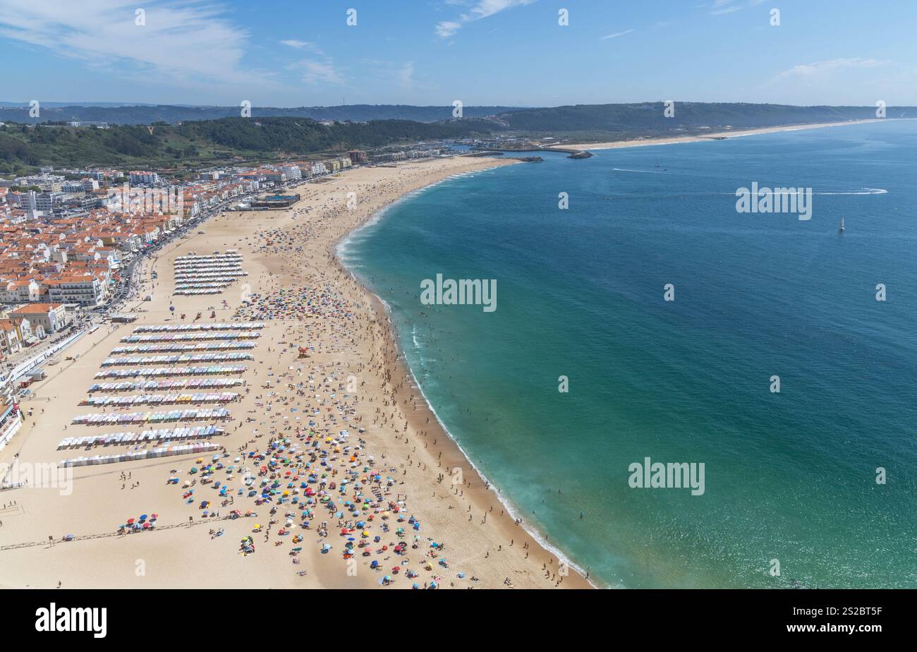 Panorama de Nazaré océan atlantique, plage, un jour d'été avec une plage pleine de gens à Nazaré Portugal. Banque D'Images
