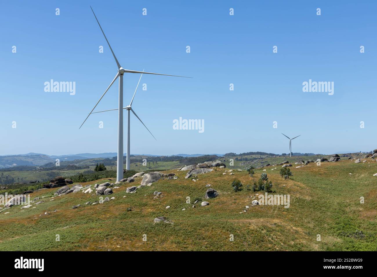 Éolienne concept d'énergie renouvelable écologique sur les montagnes portugaises avec des rochers de granit au premier plan Banque D'Images