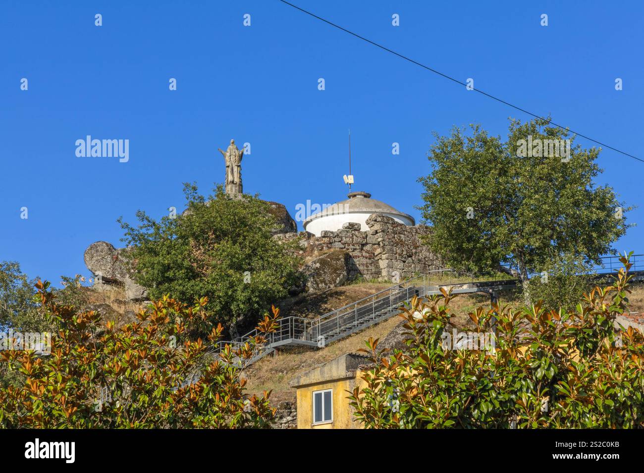 Vestiges d'un château maintenant avec une statue de Jésus priant au ciel à Aguiar da Beira Portugal Banque D'Images
