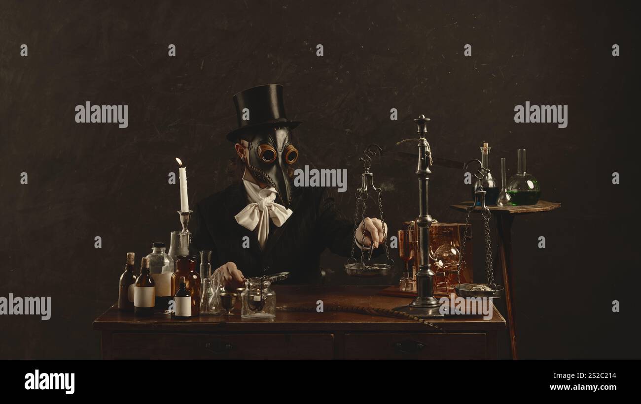 Médecin de la peste en tenue formelle, effectuant des mesures précises avec des échelles au milieu de l'équipement alchimique dans le laboratoire vintage contre le mystère sombre Banque D'Images