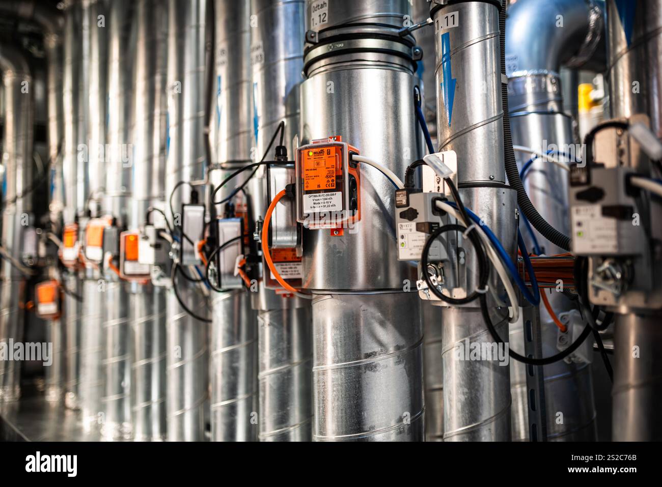 Système HVAC industriel avec commandes automatisées, câblage et gaines métalliques dans un environnement technique Banque D'Images
