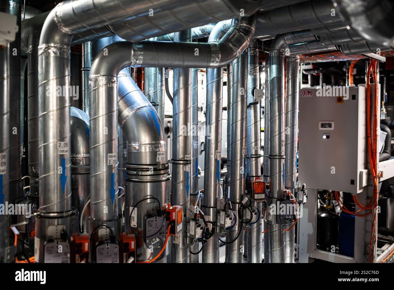 Système HVAC industriel avec commandes automatisées, câblage et gaines métalliques dans un environnement technique Banque D'Images