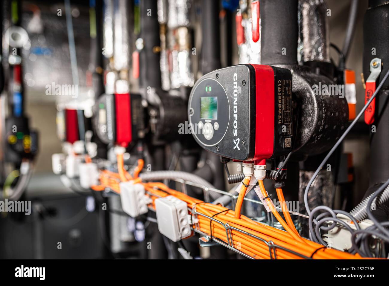 Système HVAC industriel avec commandes automatisées, câblage et gaines métalliques dans un environnement technique Banque D'Images