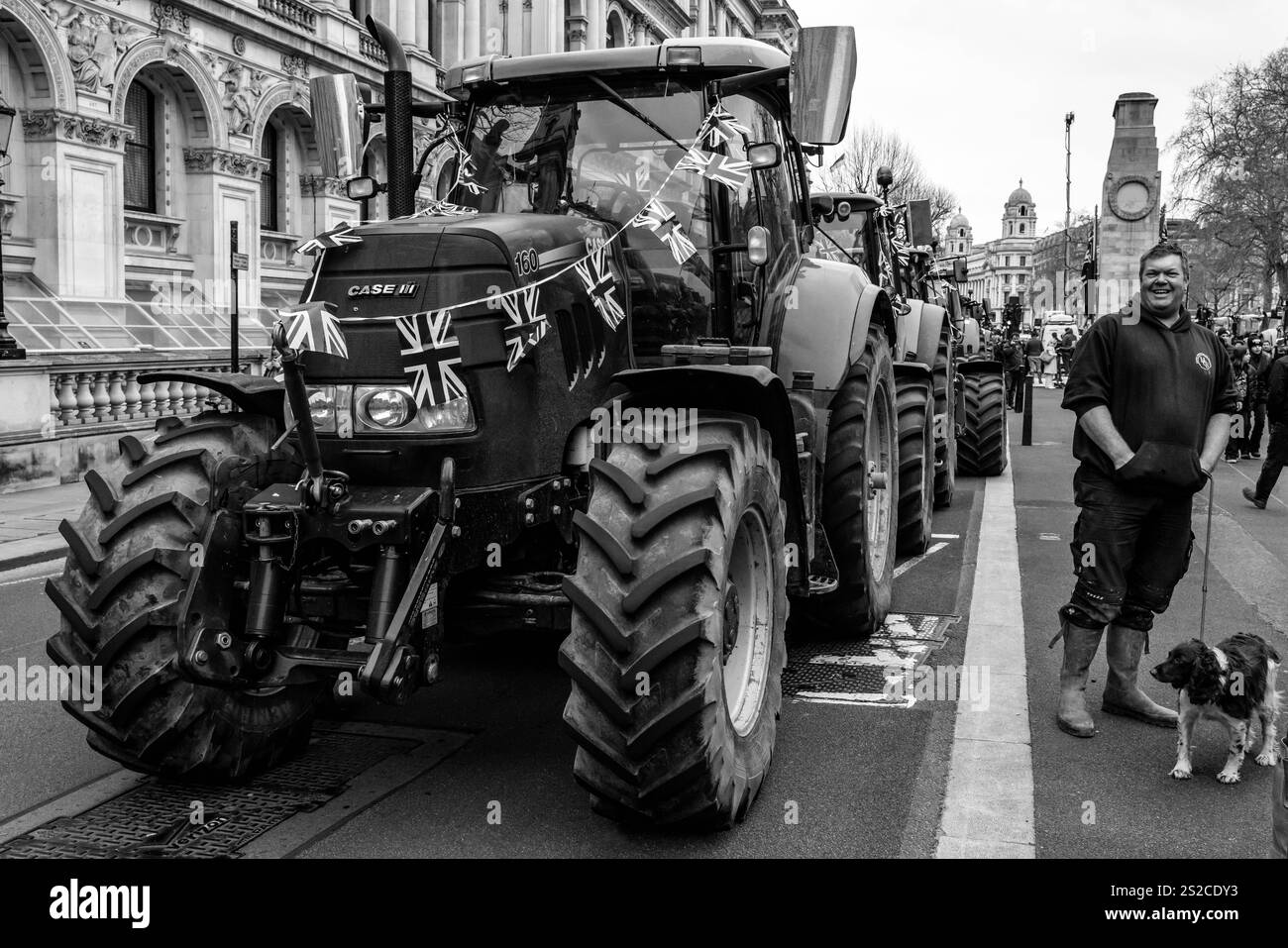 Les agriculteurs en colère contre les nouveaux changements apportés par le gouvernement à l'impôt sur les successions apportent leurs tracteurs à Whitehall pour participer à Une parade de tracteurs, à Londres, au Royaume-Uni. Banque D'Images