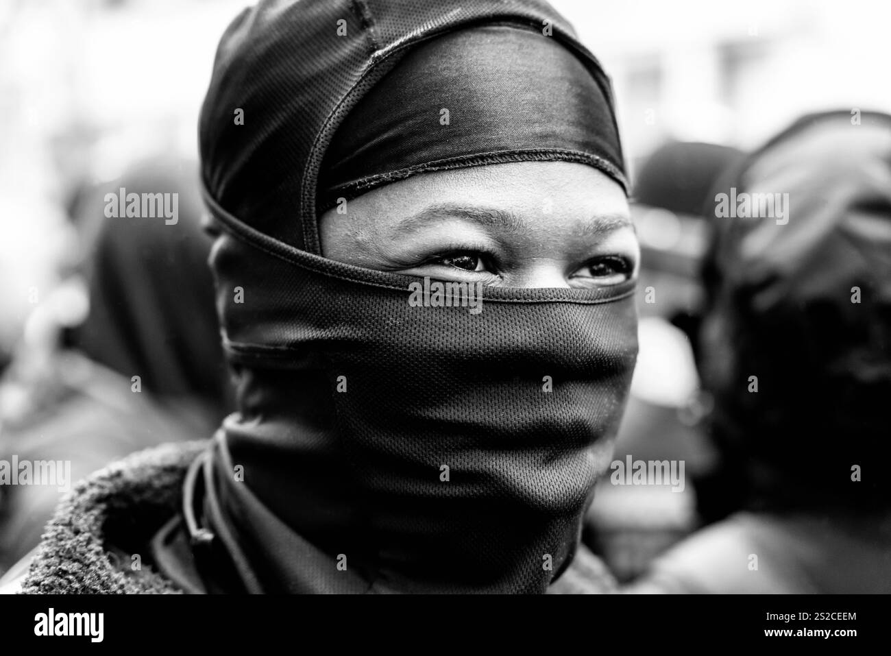 Un manifestant masqué anti Hunt à la chasse annuelle Southdown et Eridge Boxing Day Hunt, Lewes, East Sussex, Royaume-Uni. Banque D'Images