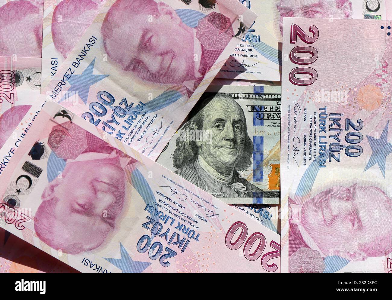 Cent billets de banque en dollars américains sous deux cents billets de banque turcs Banque D'Images