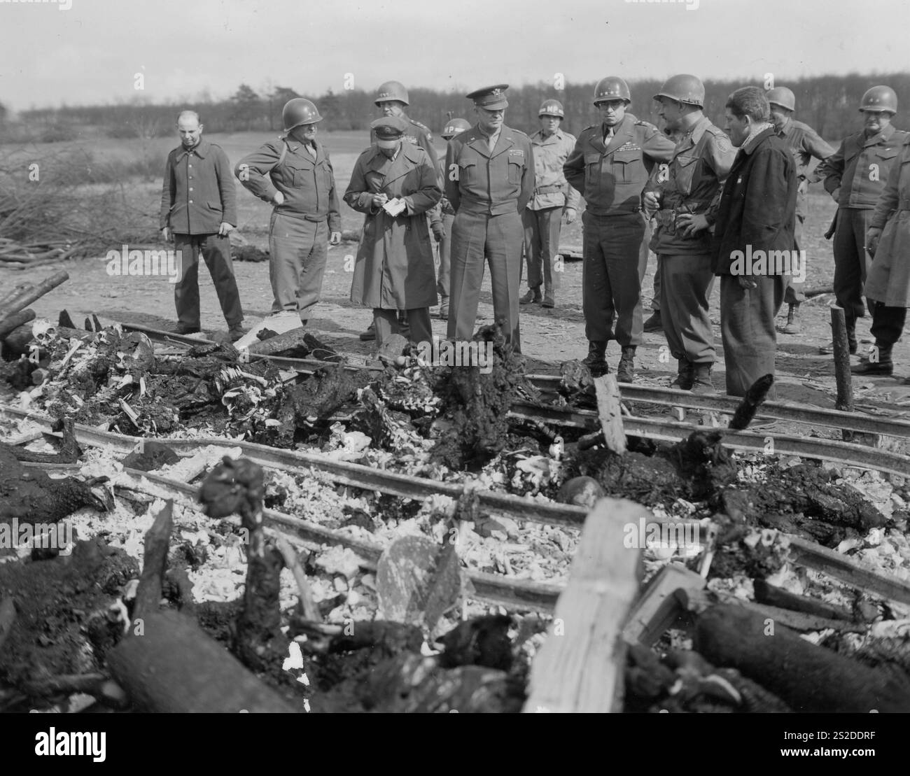 GOTHA, ALLEMAGNE - 12 avril 1945 - L'état-major général de l'armée américaine examine les corps carbonisés de personnes brûlées vives par les nazis dans le Concentra de Gotha Banque D'Images