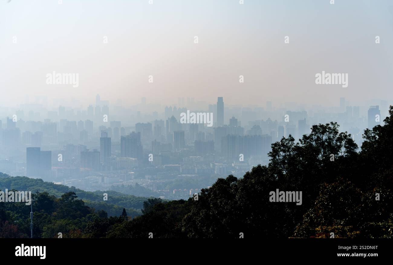 bâtiments de la ville dans le brouillard de la vue haute Banque D'Images