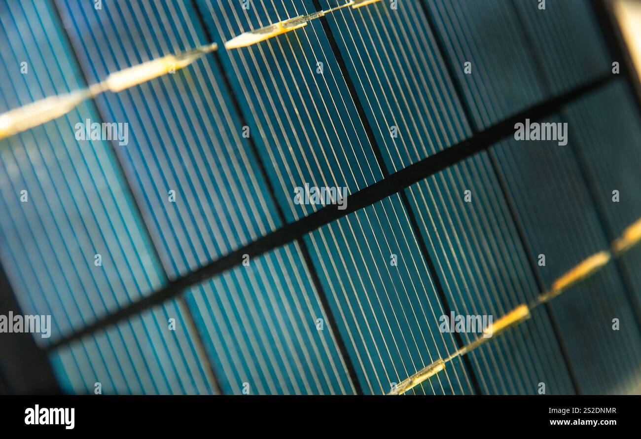 Gros plan de la surface du panneau solaire, affichant des cellules photovoltaïques complexes efficaces pour exploiter la lumière du soleil pour la production d'énergie. Banque D'Images Gros plan de la surface du panneau solaire, affichant des cellules photovoltaïques complexes efficaces pour exploiter la lumière du soleil pour la production d'énergie. Banque D'Images