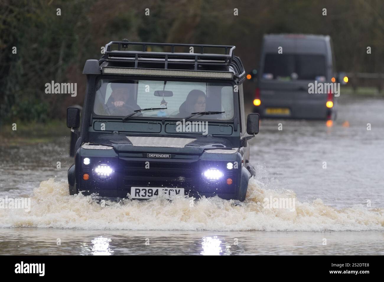 Une voiture traverse les eaux de crue à Yalding, dans le Kent, qui est entouré par la montée des eaux de crue. Des avertissements météorologiques pour la neige et la glace sont en vigueur dans une grande partie du Royaume-Uni après de graves inondations et la neige ont causé des perturbations dans les transports et des fermetures d'écoles. Dans toute l'Angleterre, il y a aussi 198 alertes d'inondation, ce qui signifie qu'une inondation est attendue, et 300 alertes d'inondation, ce qui signifie qu'une inondation est possible. Date de la photo : mardi 7 janvier 2025. Banque D'Images