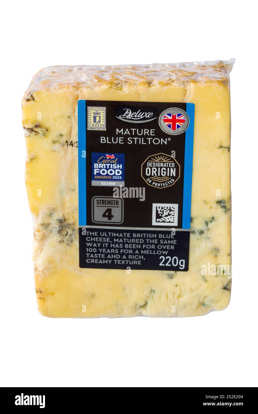 Paquet de fromage Stilton bleu mature Deluxe isolé sur fond blanc - origine désignée UK protégé Banque D'Images