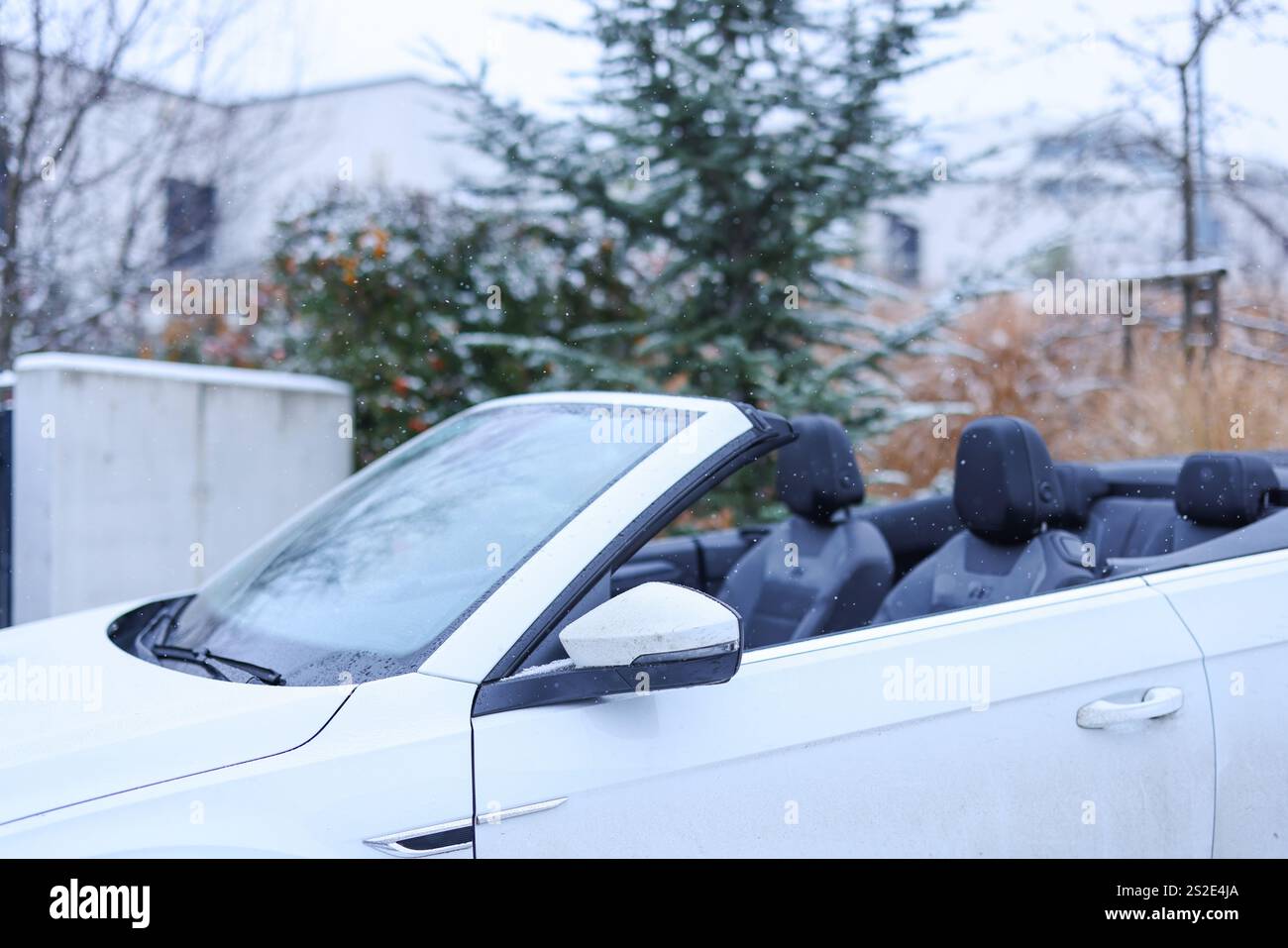 Scène urbaine de jour d'hiver avec voiture convertible Banque D'Images