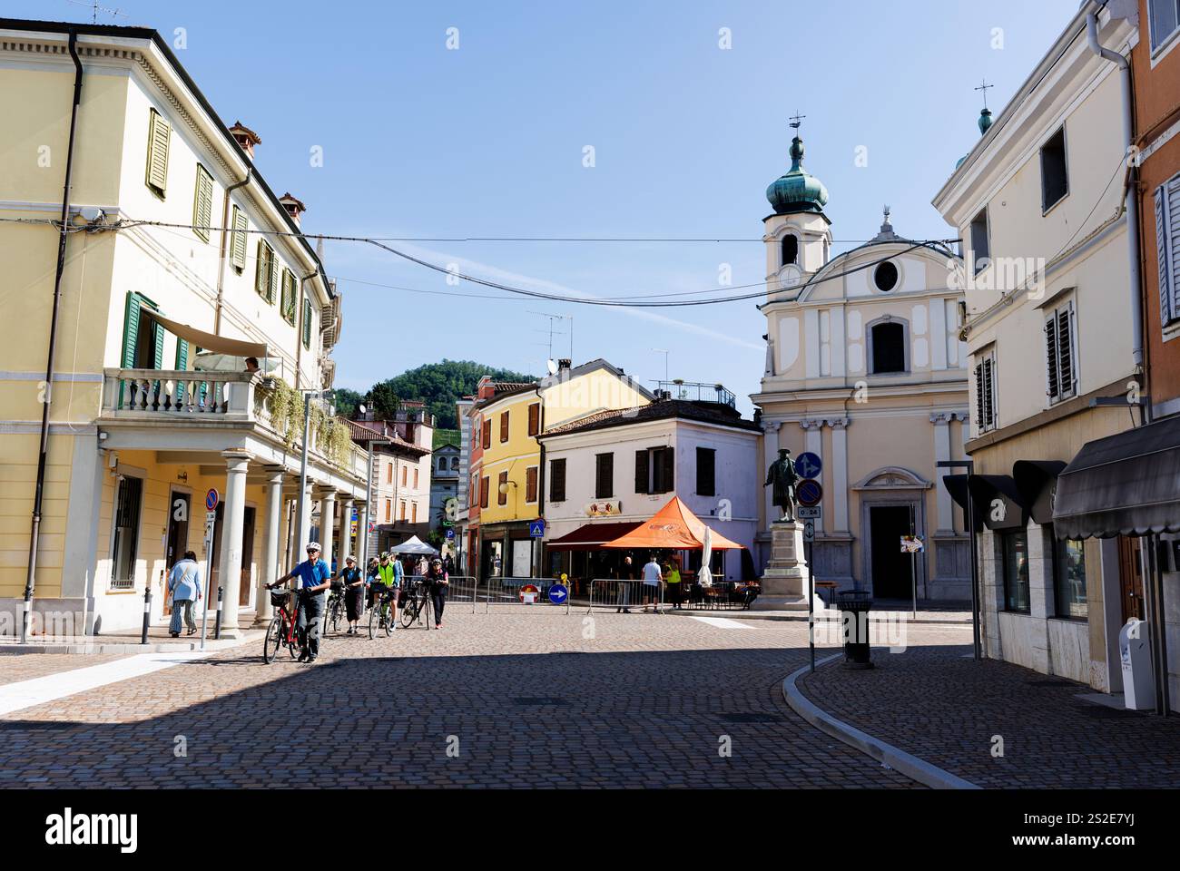 Cormons, Italie- 21 septembre 2024 : vue de l'église de Santa Caterina, également connue sous le nom de Sanctuaire de Rosa Mistica, avec le monument en bronze à Max Banque D'Images Cormons, Italie- 21 septembre 2024 : vue de l'église de Santa Caterina, également connue sous le nom de Sanctuaire de Rosa Mistica, avec le monument en bronze à Max Banque D'Images