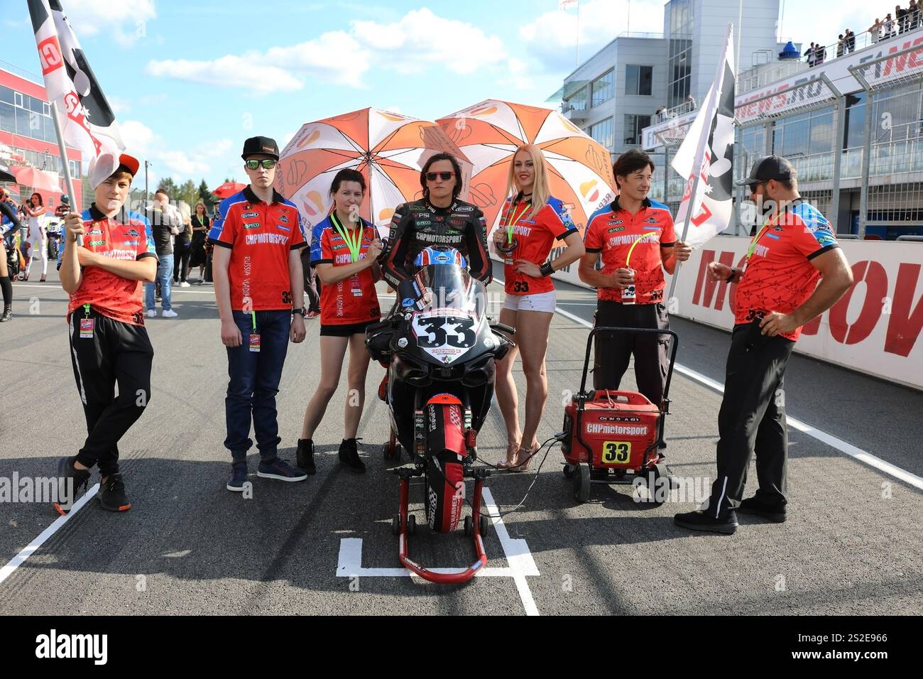 MOSCOU, RUSSIE - 21 JUILLET 2019 : les coureurs de moto se préparent à démarrer pendant le championnat de Russie dans la course de moto RSBK 2019 à Moscou Ra Banque D'Images