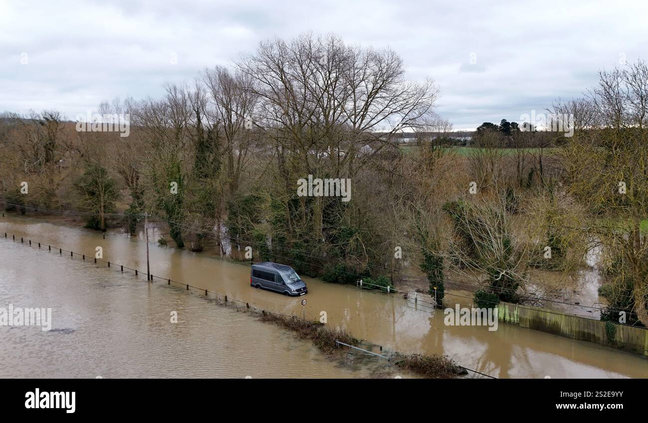 Un véhicule est bloqué après avoir traversé une inondation à Yalding, Kent. Des avertissements météorologiques pour la neige et la glace sont en vigueur dans une grande partie du Royaume-Uni après de graves inondations et la neige ont causé des perturbations dans les transports et des fermetures d'écoles. Dans toute l'Angleterre, il y a aussi 198 alertes d'inondation, ce qui signifie qu'une inondation est attendue, et 300 alertes d'inondation, ce qui signifie qu'une inondation est possible. Date de la photo : mardi 7 janvier 2025. Banque D'Images