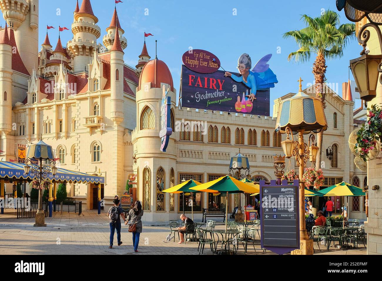 Château de Shrek dans la zone lointaine et la rue avec des restaurants à Universal Studios Singapour, parc d'attractions à thème situé sur l'île de Sentosa. Banque D'Images