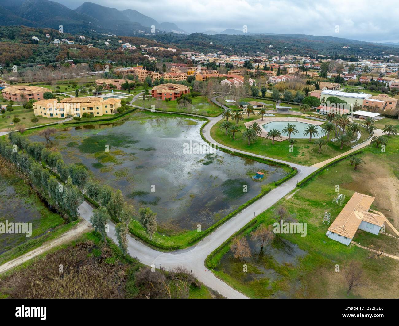 Vue aérienne du complexe avec lac et piscine Banque D'Images